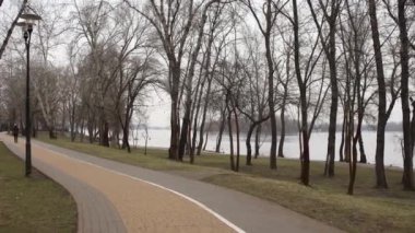 Bisiklet yolu ve baharda parkta yürüyüş yolu.