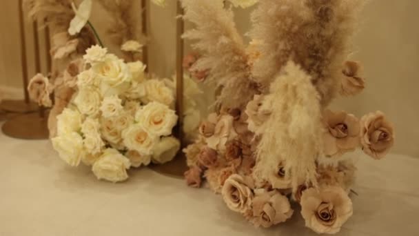 Een Opstelling Van Gedroogde Bloemen Muur Vloer Kamer Decor — Stockvideo