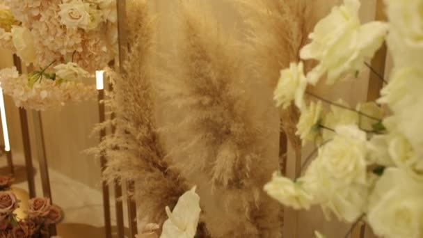 Ein Arrangement Aus Getrockneten Blumen Wand Und Boden Raumdekor — Stockvideo