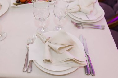 Bir düğün kutlamasında, bir restoranda, bir tabağa, bıçağa ve çatala konulmuş bir ziyafet masası.
