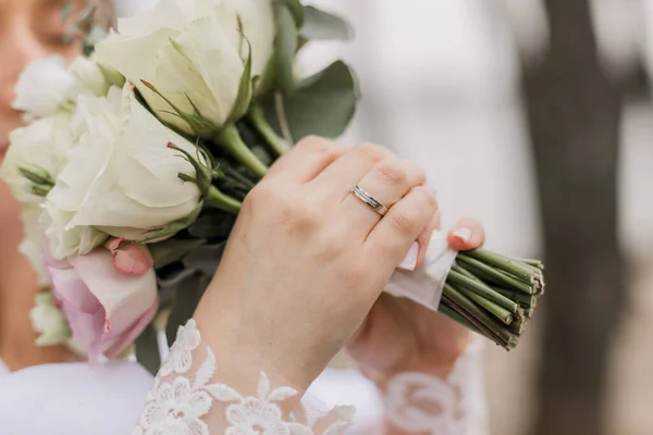 Pengantin Dalam Gaun Pengantin Memegang Karangan Bunga Tangannya — Stok Foto