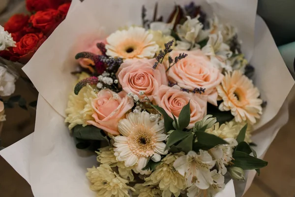 결혼식 레스토랑에서 아름다운 꽃다발을 꽃다발 — 스톡 사진