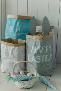 Paskalya sepeti arka planı için boyanmış yumurta dolu bir kova.