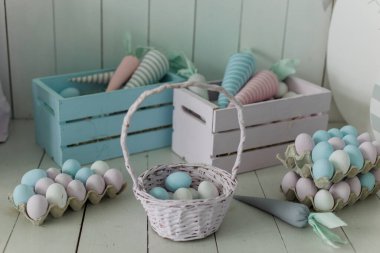 Paskalya sepeti arka planı için boyanmış yumurta dolu bir kova.