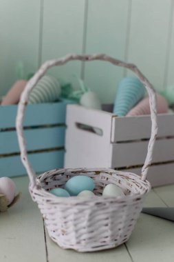Paskalya sepeti arka planı için boyanmış yumurta dolu bir kova.