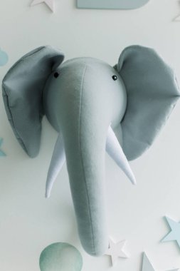 yumuşak oyuncak bebek fil çocuk odasındaki duvarda asılı.