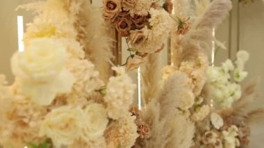 Duvarda kurumuş çiçek aranjmanı ve oda dekorunda zemin