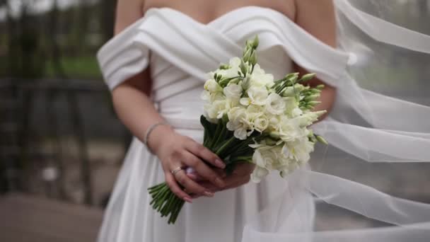Gelin Elinde Bir Düğün Buketi Tutuyor — Stok video