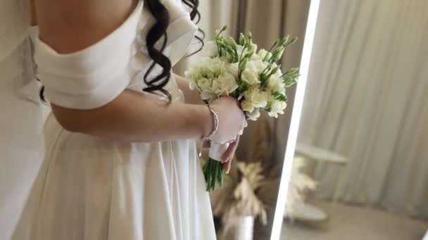 花嫁は挙手式の花束を手に — ストック動画