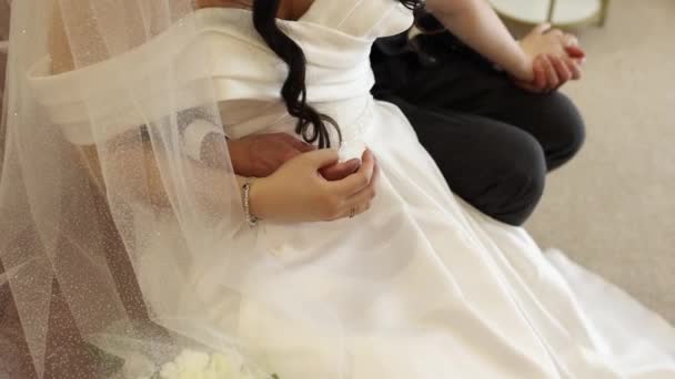Bruid Een Trouwjurk Met Bruidegom Samen Bruiloft — Stockvideo