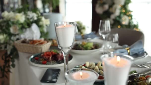 Slavnostní Svatební Stůl Restauraci Jídlem Svíčkami — Stock video