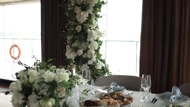 Святковий Весільний Стіл Ресторані Їжею Свічками — стокове відео