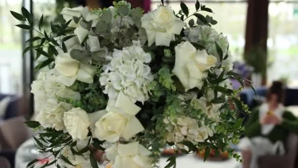 Όμορφη Διακόσμηση Λουλούδια Στο Τραπέζι Του Γάμου — Αρχείο Βίντεο