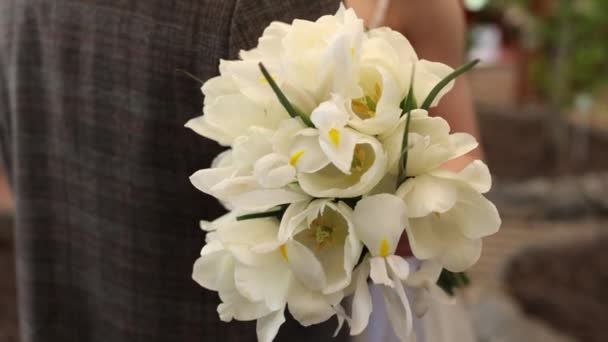 新娘和新郎手里拿着结婚花束 — 图库视频影像