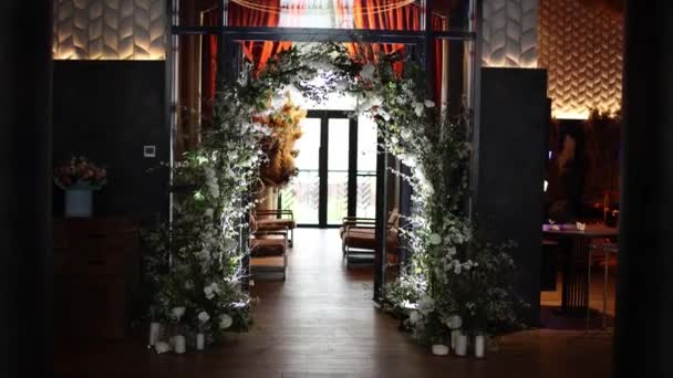 Hochzeitsbogen Für Die Zeremonie Der Blumen Inneren — Stockvideo