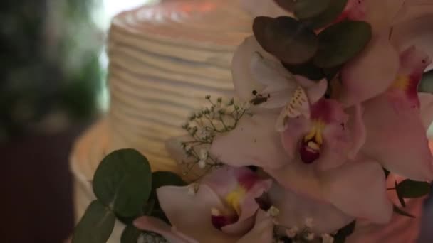 Hermoso Pastel Boda Blanco Decorado Con Flores Restaurante — Vídeos de Stock