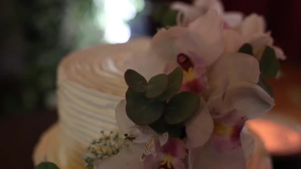 Vacker Vit Bröllopstårta Dekorerad Med Blommor Restaurang — Stockvideo