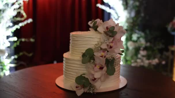 Een Mooie Witte Bruidstaart Versierd Met Bloemen Een Restaurant — Stockvideo