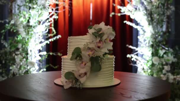 Красивий Білий Весільний Торт Прикрашений Квітами Ресторані — стокове відео