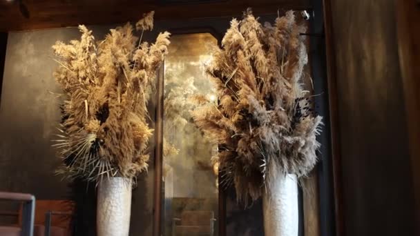 レストランで鏡と乾燥した花の装飾 — ストック動画