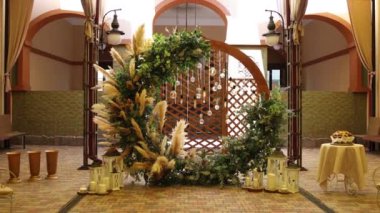 Dekorlu bir düğün töreni için yuvarlak kemer.