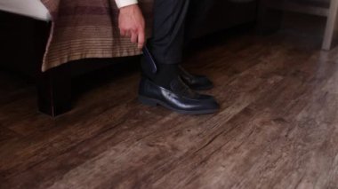 Ayakkabı küreği olan bir adam siyah deri ayakkabı giyer.