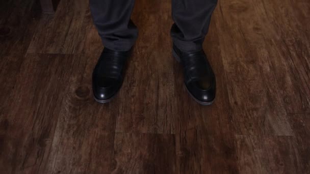 Homem Atravessa Sala Sapatos Pretos — Vídeo de Stock