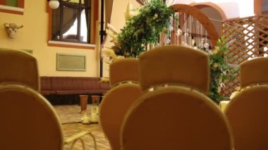 Dekorlu bir düğün töreni için yuvarlak kemer.