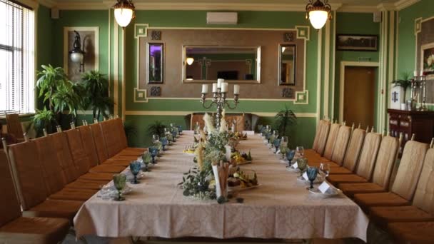 Schöne Hochzeitstafel Bei Einem Bankett Einem Restaurant Mit Dekor Und — Stockvideo