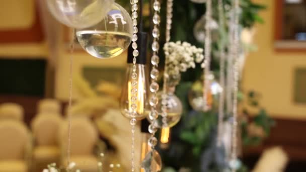 ライト電球を閉じた式典のための結婚式のアーチの装飾 — ストック動画