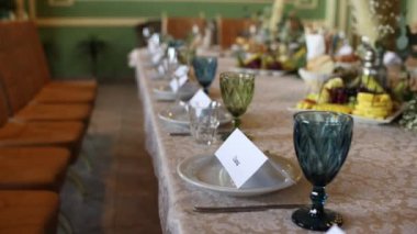 Düğün masası. Restoranda dekor ve çiçekler var.