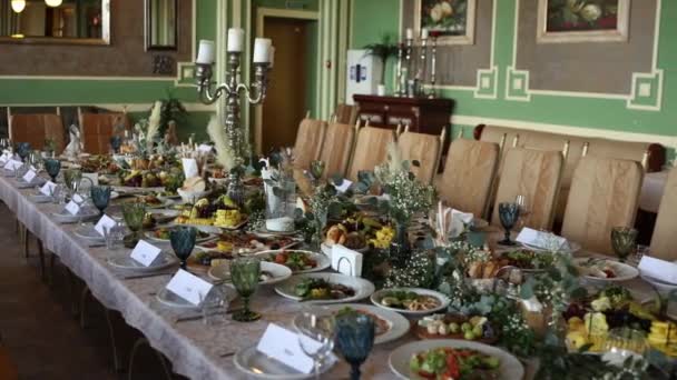Bruiloft Feestelijke Tafel Met Eten Decor Bloemen Een Restaurant — Stockvideo