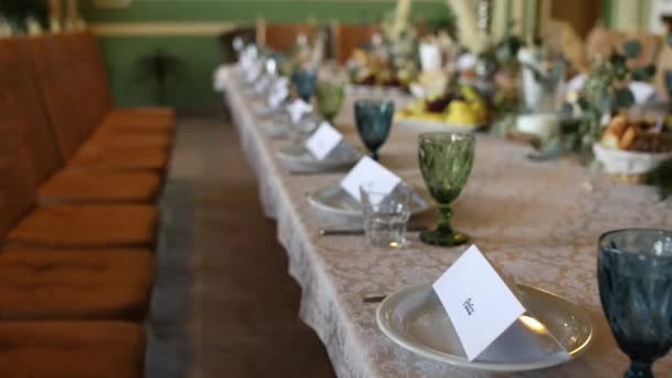 Bruiloft Feestelijke Tafel Met Decor Bloemen Het Restaurant — Stockvideo