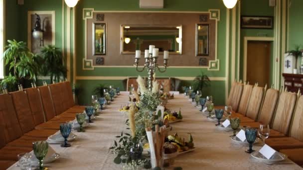 Bruiloft Feestelijke Tafel Met Decor Bloemen Het Restaurant — Stockvideo