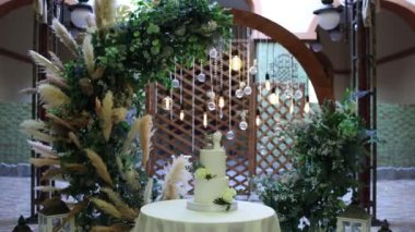 Akşam düğün kemerinin yanında güzel bir düğün pastası