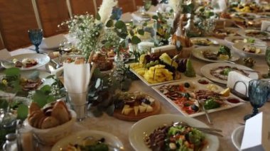 Restoranda yemek olan şenlikli bir masa.