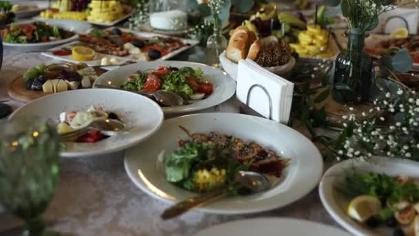 Restoranda Yemek Olan Şenlikli Bir Masa — Stok video