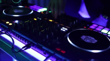 Kutlamada DJ konsolunda ses mühendisi