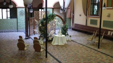 Akşam düğün kemerinin yanında güzel bir düğün pastası