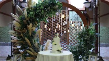 Akşam düğün kemerinin yanında güzel bir düğün pastası
