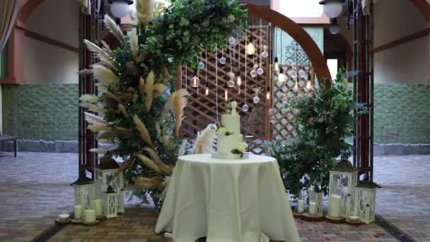 Красивий Весільний Торт Біля Весільної Арки Ввечері — стокове відео