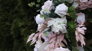 Çiçeklerden yapılmış bir düğün töreni için kemer.