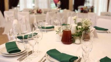 Düğün ziyafeti için bir restoranda masa dekorasyonu.
