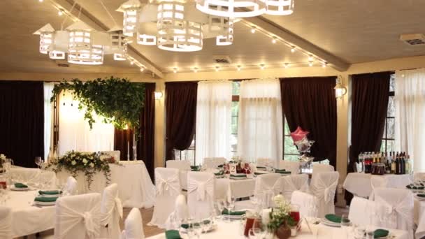 Düğünde Çiçekli Bir Restoranda Masa Dekorasyonu — Stok video