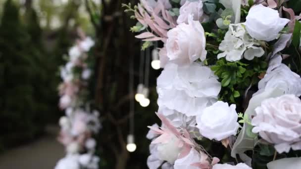 Μια Αψίδα Για Μια Γαμήλια Τελετή Φτιαγμένη Από Λουλούδια — Αρχείο Βίντεο