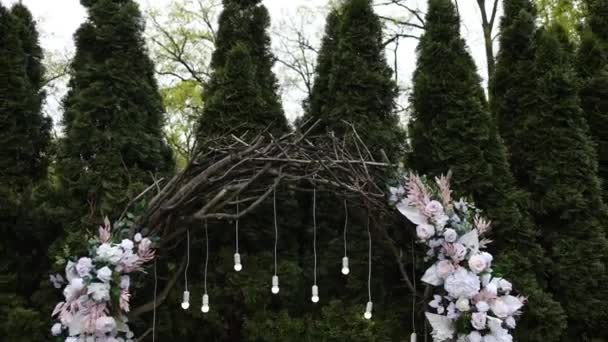 装飾と花の結婚式のための円形のアーチ — ストック動画