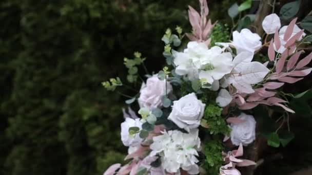 Μια Αψίδα Για Μια Γαμήλια Τελετή Φτιαγμένη Από Λουλούδια — Αρχείο Βίντεο