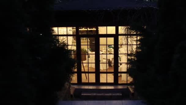 晚上饭店的正面 窗户上有灯光 — 图库视频影像