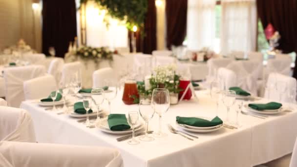 Restoranda Yemek Olan Bir Düğün Masası — Stok video
