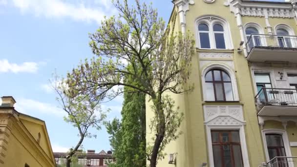 街上有树的漂亮的旧砖楼 — 图库视频影像